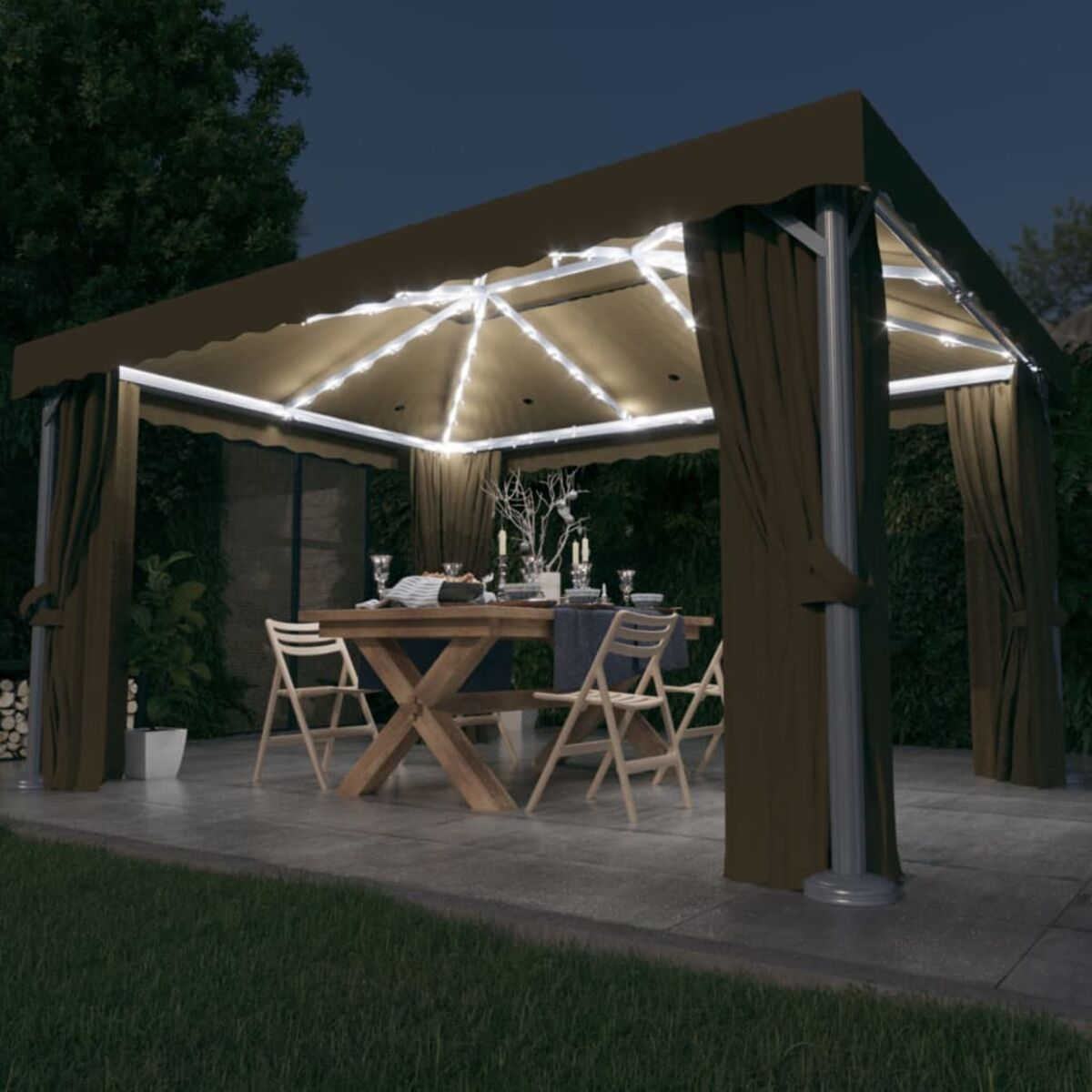 Ein Pavillon mit einem gedeckten Tisch, Vorhängen und Lichtern.