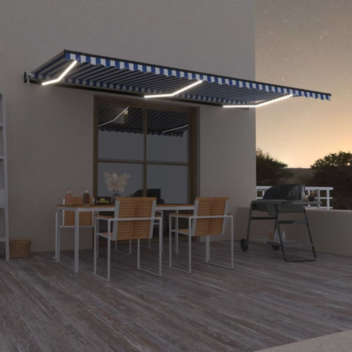 Eine Terrasse mit Möbeln, Markise und Lichtern, in der Dämmerung.
