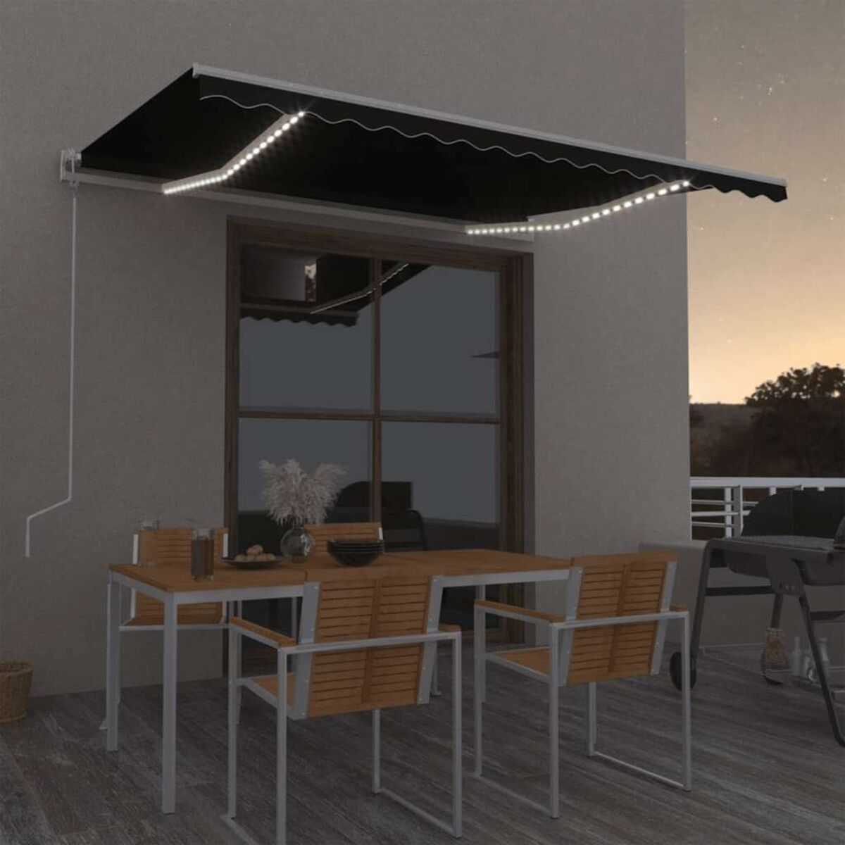 Markise über Tisch und Stühlen. Schwarze Markise mit weißen Lichtern. Beigefarbene Wand und Himmelshintergrund.