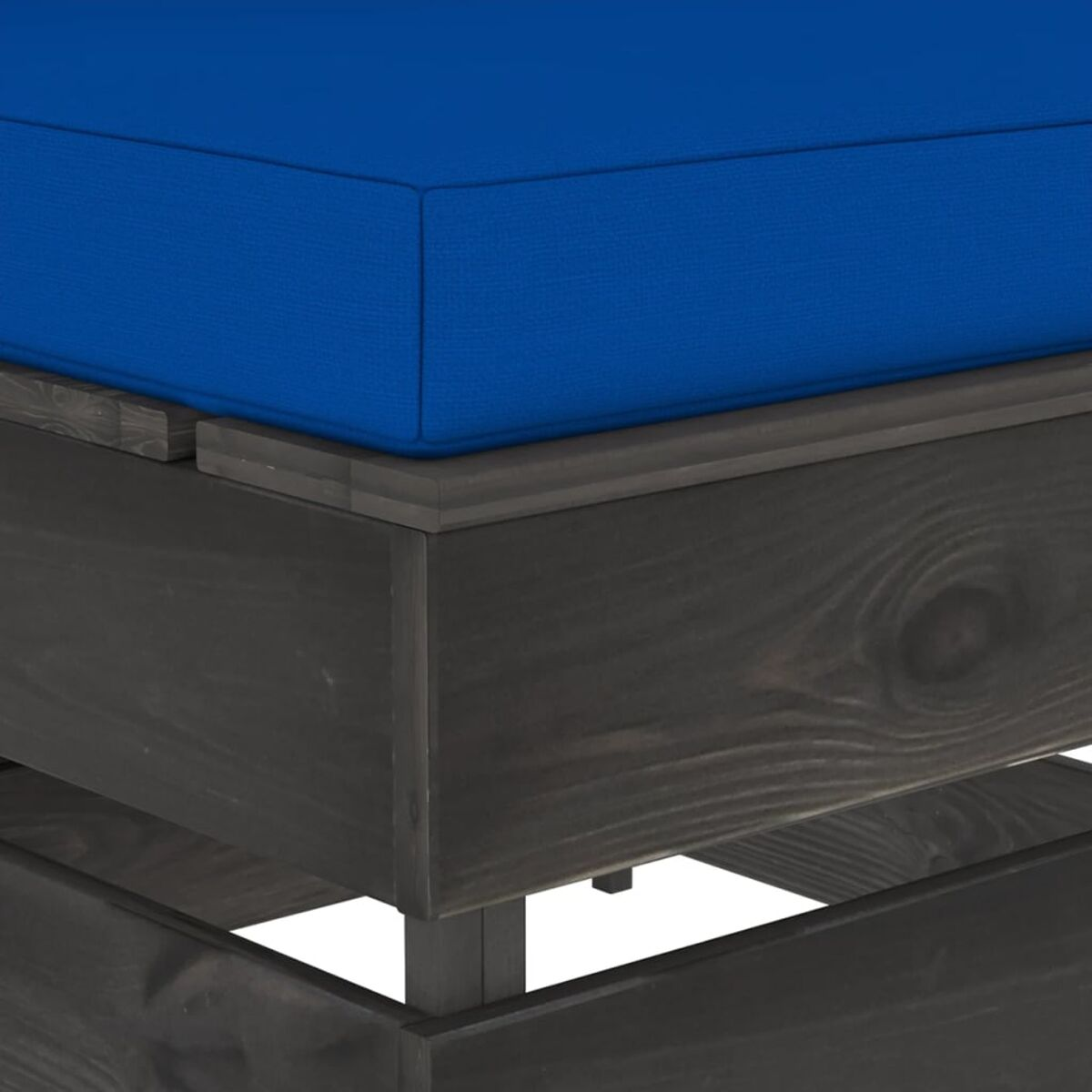 Holz-Terrassenmöbel, blaues Kissen, dunkelbrauner Holzrahmen, Nahaufnahme.