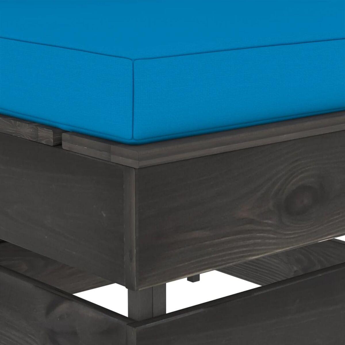 Nahaufnahme eines blauen Kissens auf einem dunklen Holzrahmen, Teil eines größeren Gartenmöbelsets.