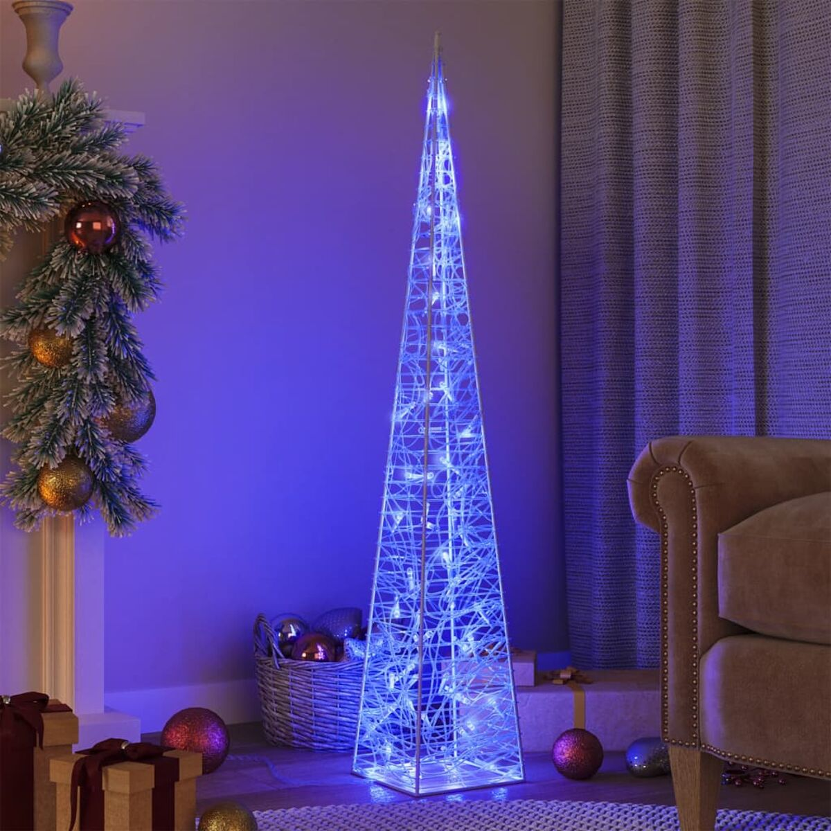Ein hoher, beleuchteter Weihnachtsbaum mit blauen Lichtern und Dekorationen, Innenraum.