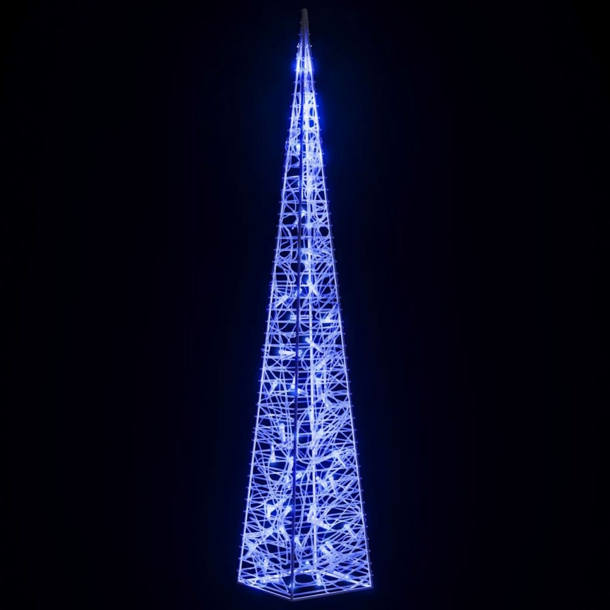 Ein blau beleuchteter Turm in Dreiecksform vor schwarzem Hintergrund.