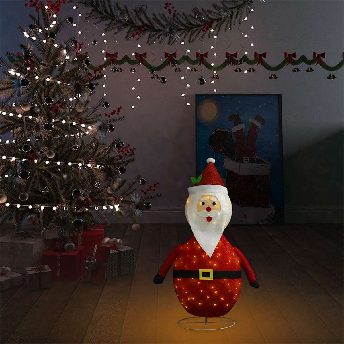 Weihnachtsszene mit einem beleuchteten Weihnachtsmann. Ein Baum links, Girlande oben und ein Gemälde.