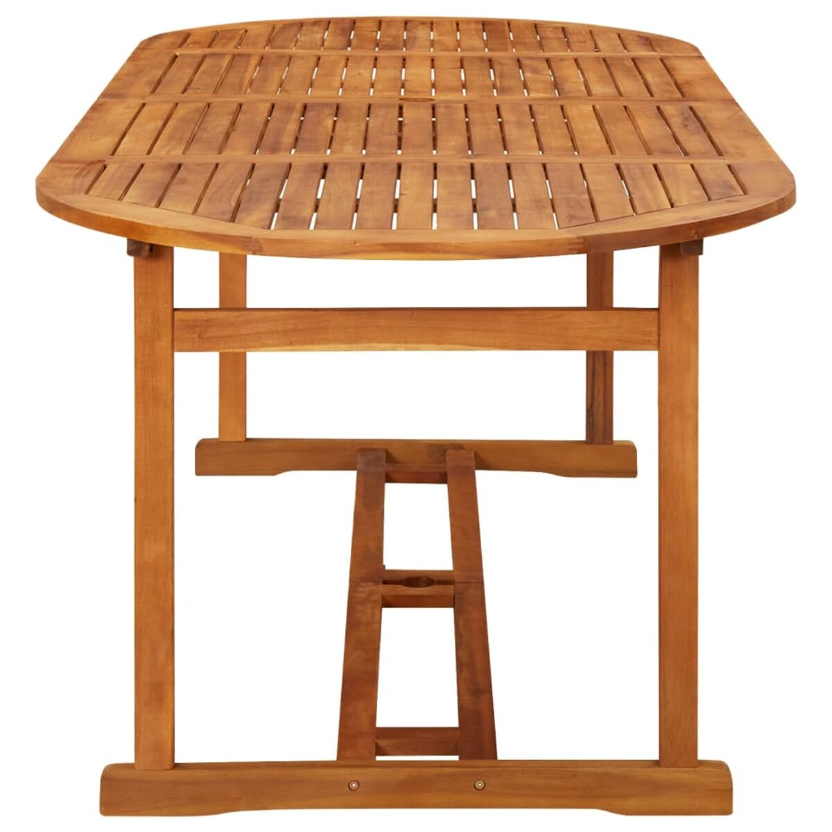 Holztisch für den Außenbereich mit einzigartigem Design auf weißem Hintergrund.