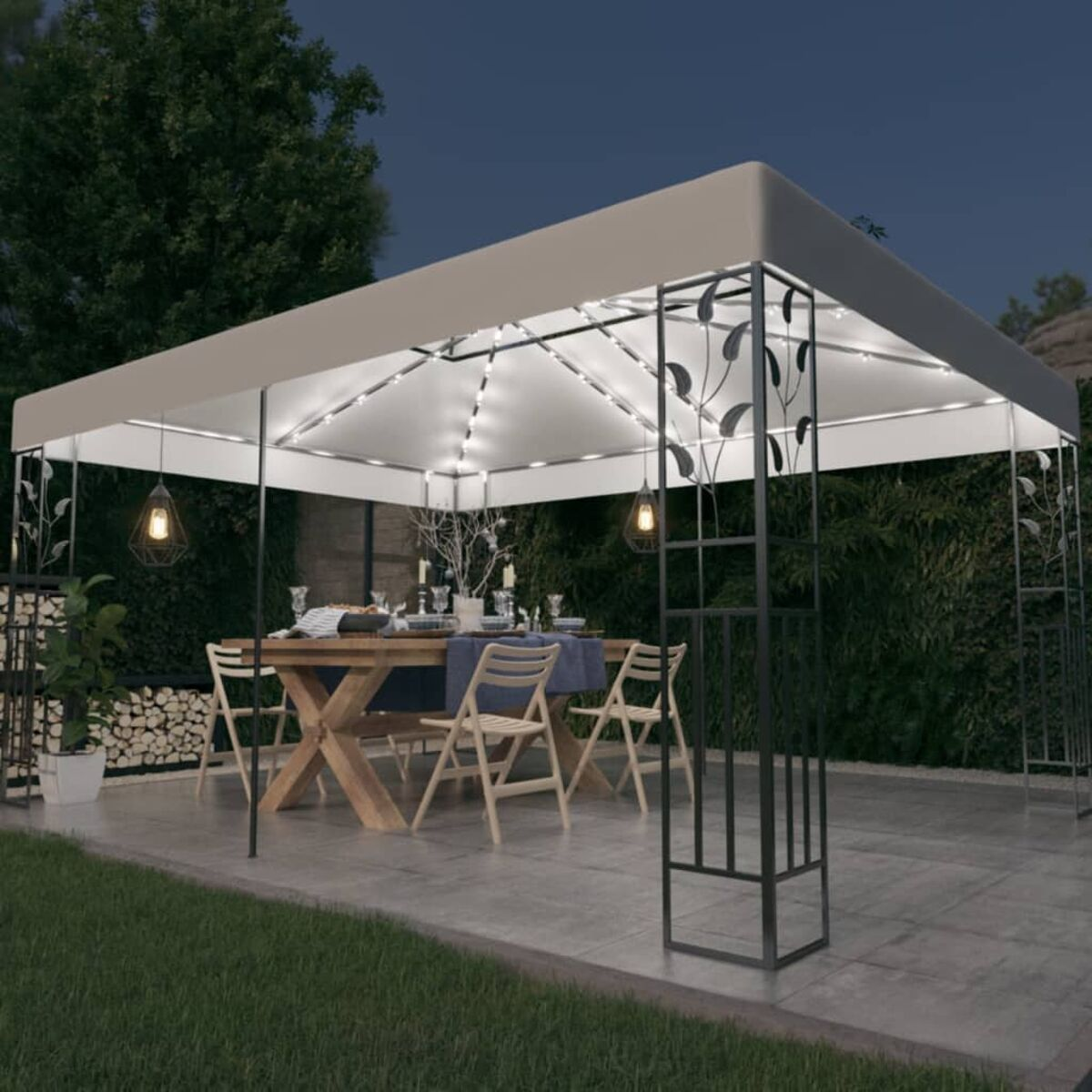 Weißer Pavillon im Freien bei Nacht. Es hat Lichter, die im Inneren hängen, und einen Tisch.