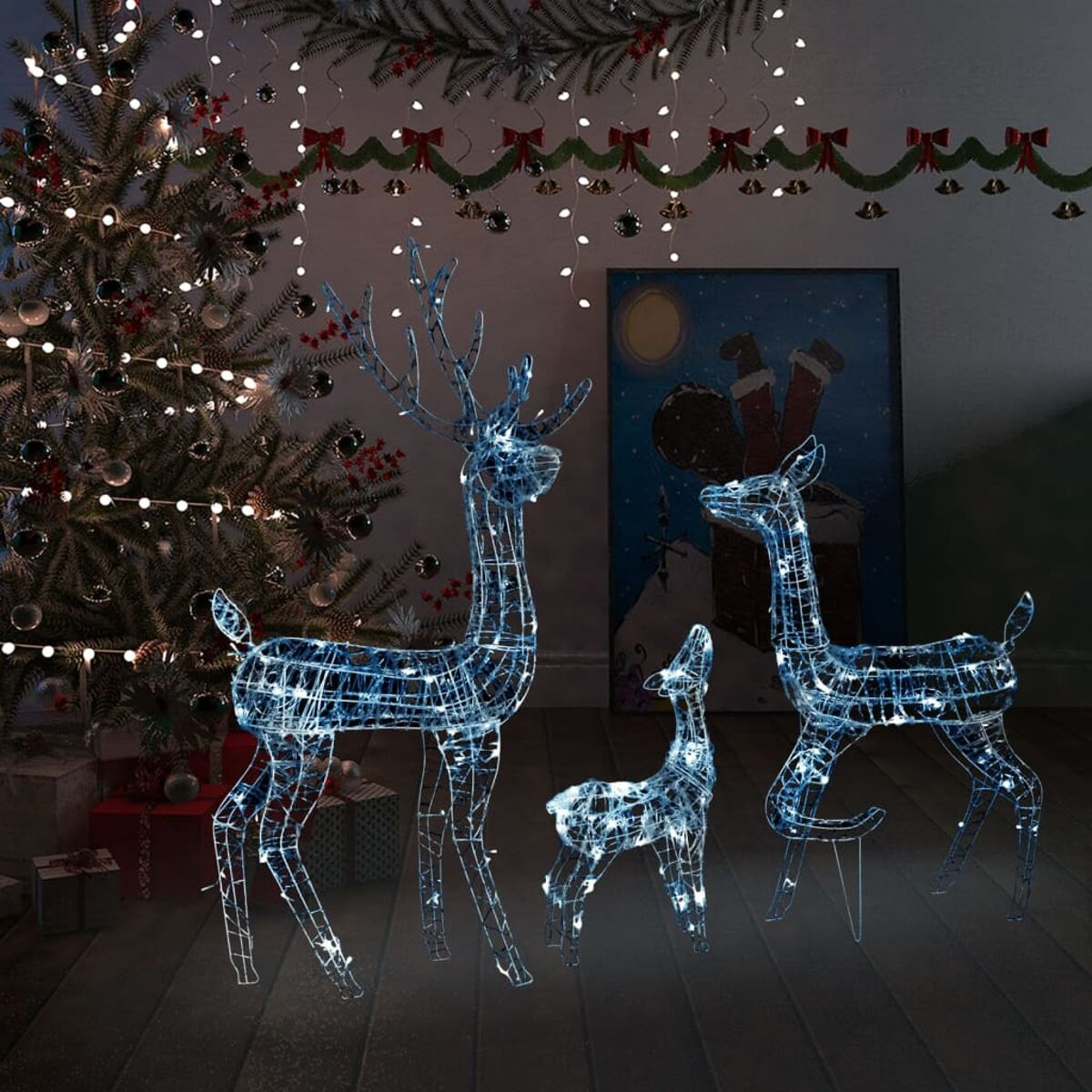 Weihnachtsszene mit drei Drahtgerüst-Rentieren mit blauen Lichtern, in einem Raum.