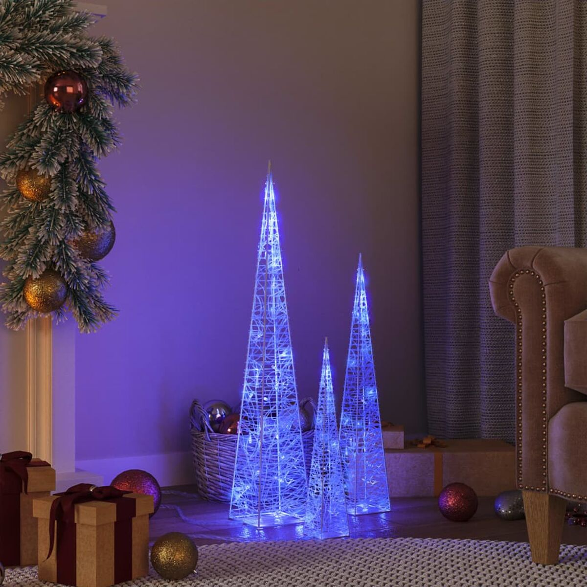 Weihnachtsszene mit blau beleuchteten Weihnachtsbäumen, Geschenken, Ornamenten.