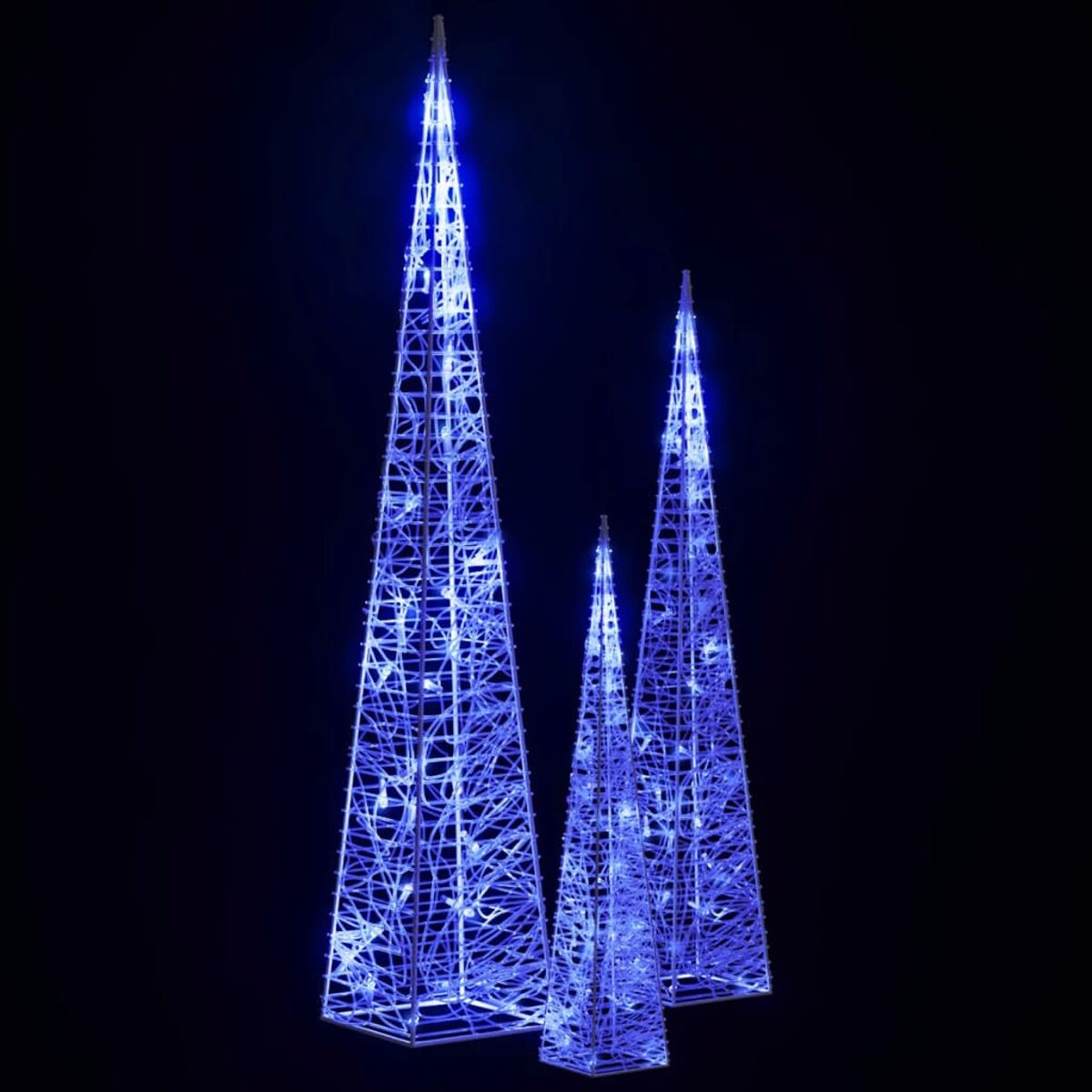 Drei hohe, blau beleuchtete, kegelförmige Strukturen. Sie befinden sich vor einem schwarzen Hintergrund. Sie leuchten.