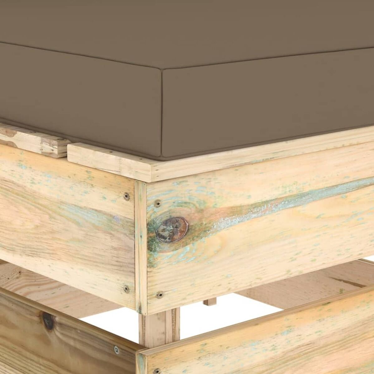 Nahaufnahme eines Holzpaletten-Bettrahmens mit braunem Kissen obenauf.