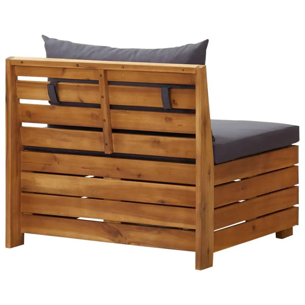 Ein hölzerner Outdoor-Sessel mit grauem Kissen. Die Rückenlehne besteht aus horizontalen Holzlatten.