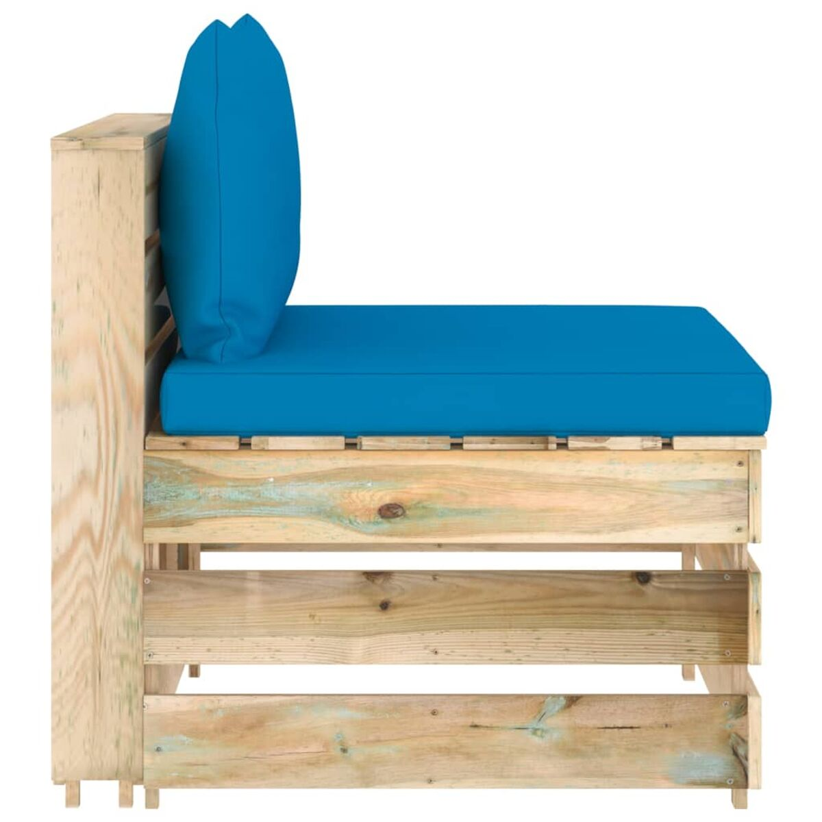 Seitenansicht eines Holzpalettenstuhls mit blauem Kissen. Der Stuhl steht vor weißem Hintergrund.