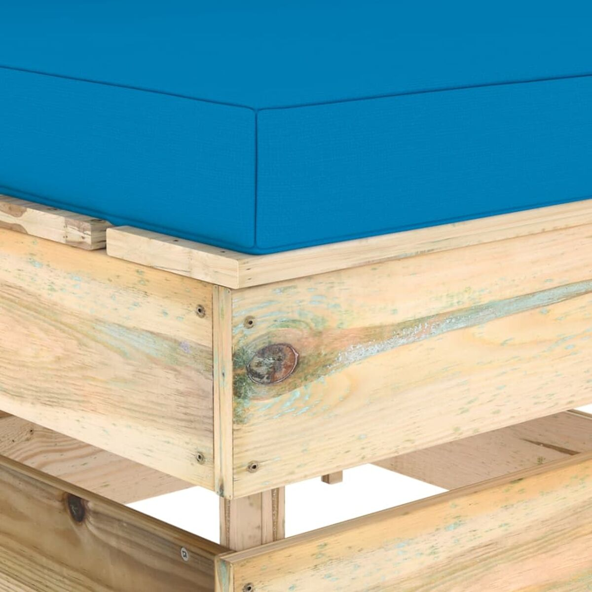 Eine Outdoor-Bank aus hellem Holz mit blauem Kissen. Der Rahmen ist naturfarben.