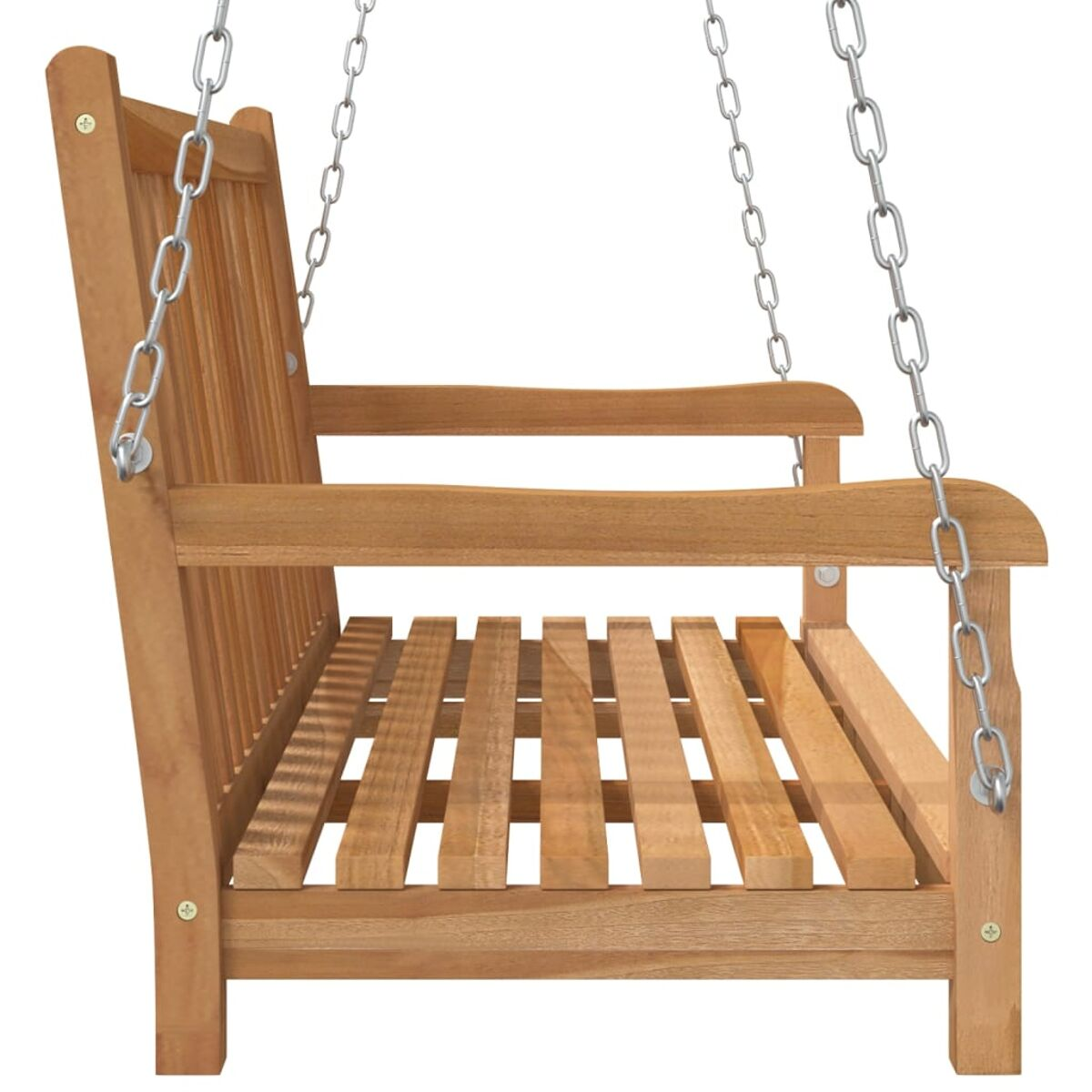 Eine Holzschaukel, die an Ketten hängt, vor weißem Hintergrund.