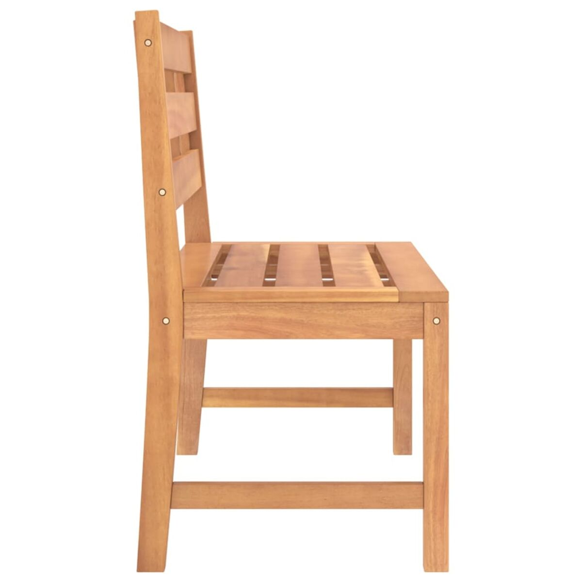 Seitenansicht eines Holzstuhls mit Lattenrücken und -sitz. Vier Beine stützen ihn.