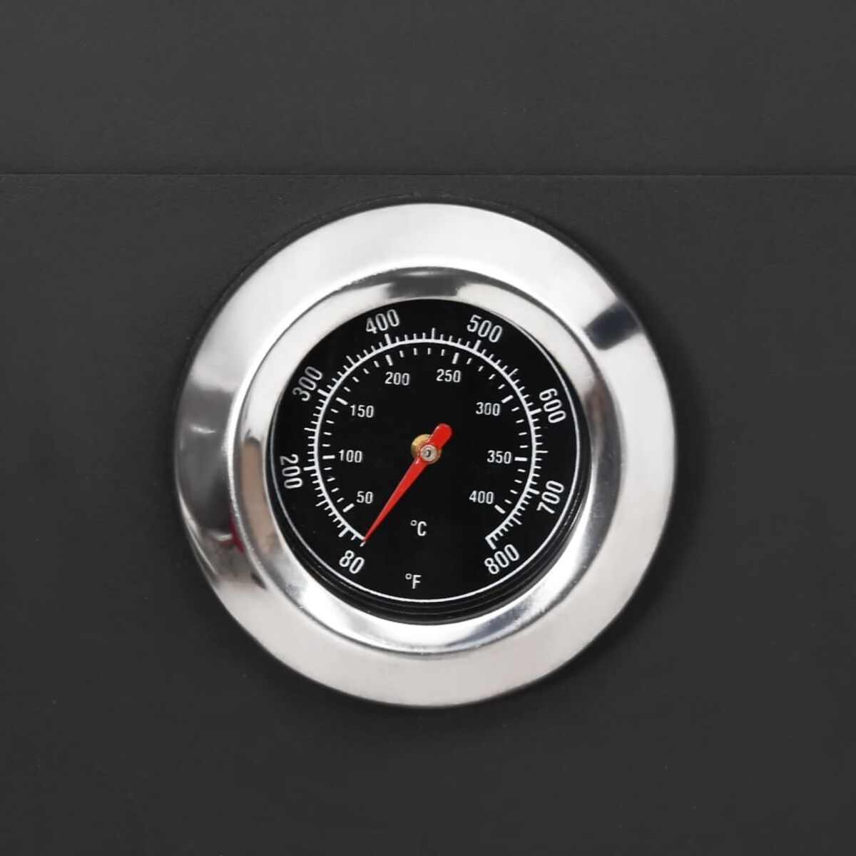 Nahaufnahme eines schwarzen Grillthermometers, das die Temperatur sowohl in Fahrenheit als auch in Celsius anzeigt.