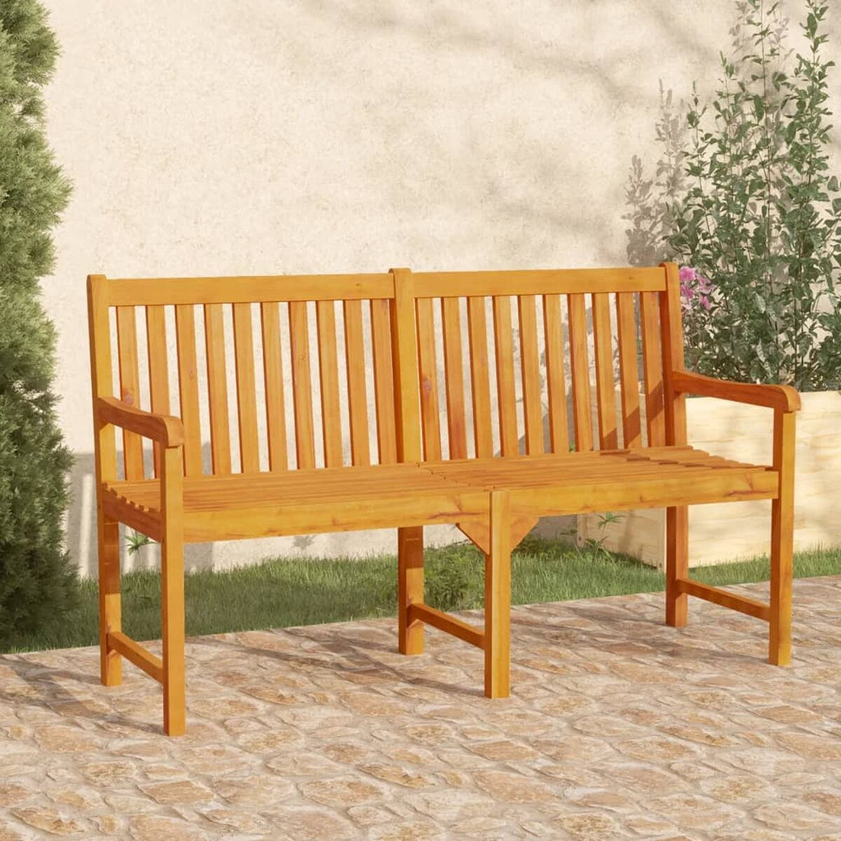 Holzbank mit hellbraunem Finish. Die Bank steht in einem Garten.