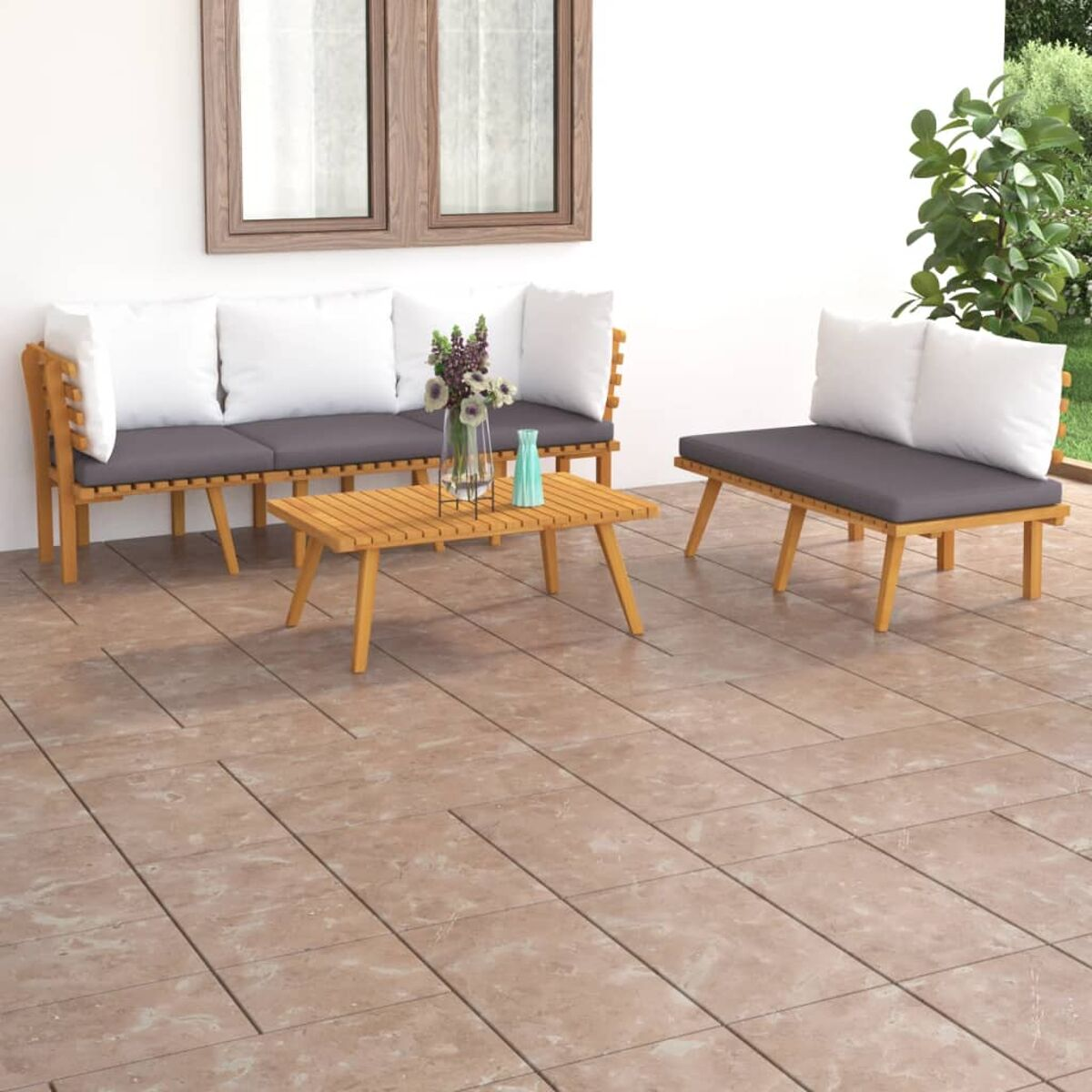 Terrassenmöbel: Sofa, Stuhl und Couchtisch, alle aus Holz, mit weißen Kissen.