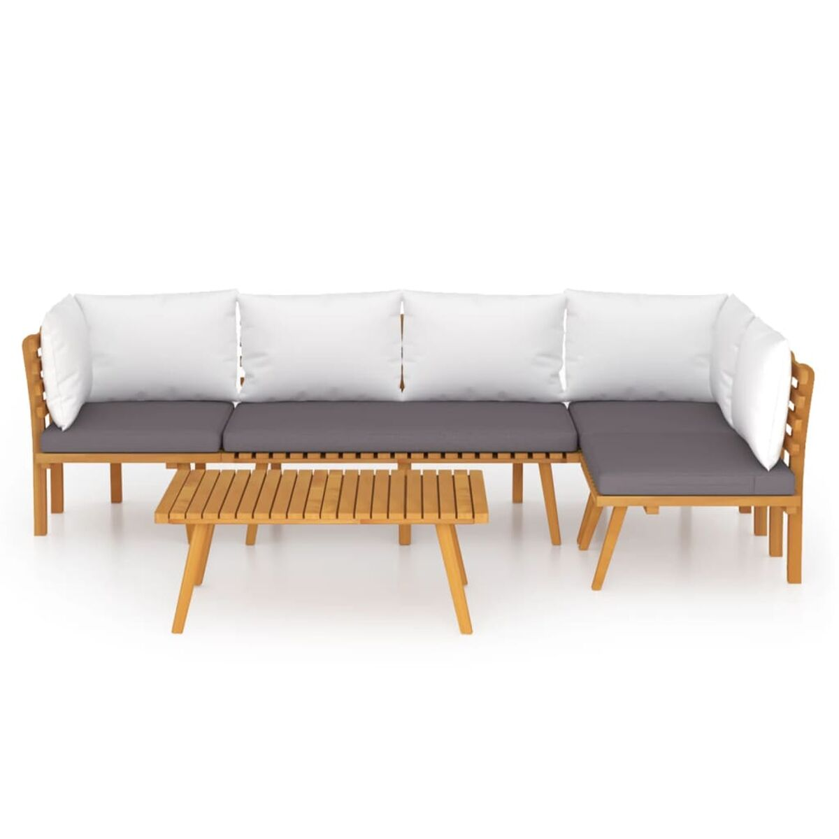 Outdoor-Sofa aus Holz mit grauen Kissen und weißen Kissen. Davor steht ein kleiner Holztisch.