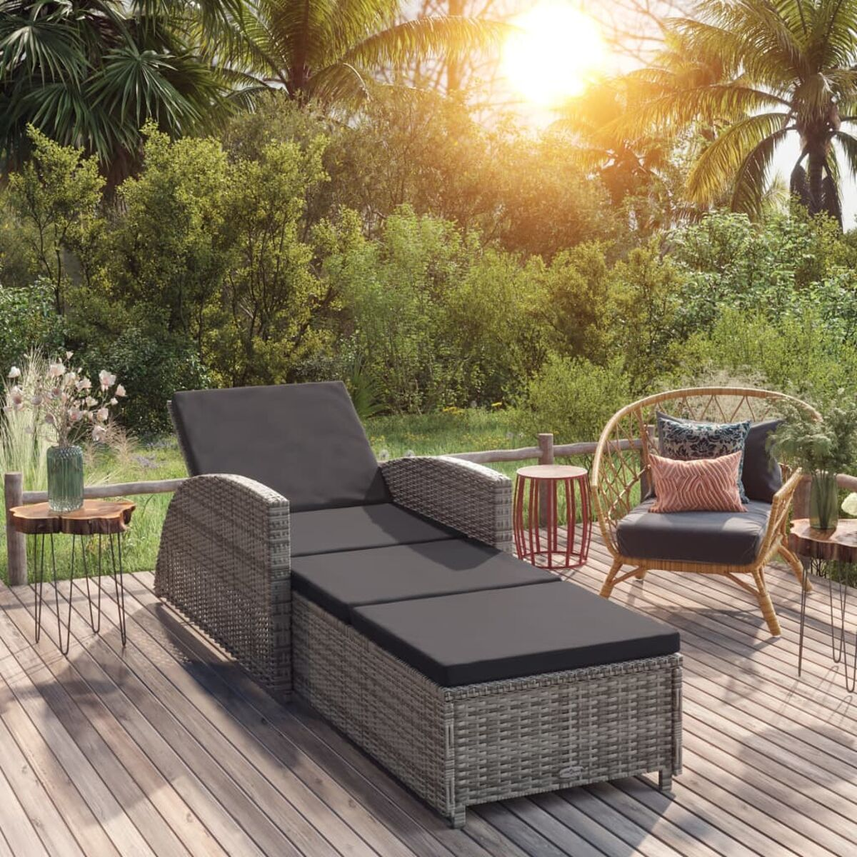 Outdoor-Lounge-Set mit Sonnenliege und Stuhl in sonniger Umgebung.