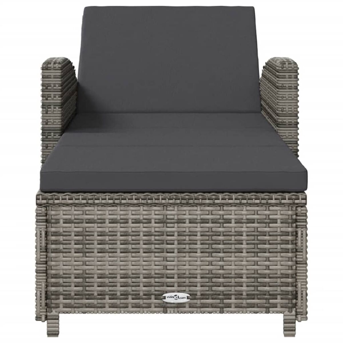 Ein graues Outdoor-Sofa mit einem dunkelgrauen Kissen. Das Sofa hat eine gewebte Textur und Holzbeine.