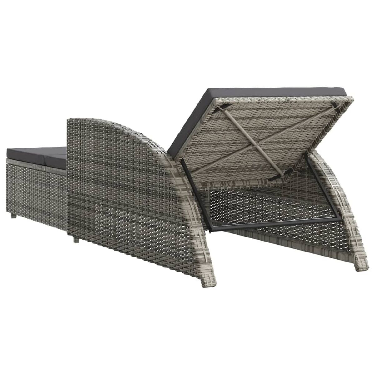 Sonnenliege aus Korbgeflecht mit grauem Kissen, angewinkelter Rückenlehne und Staufach.