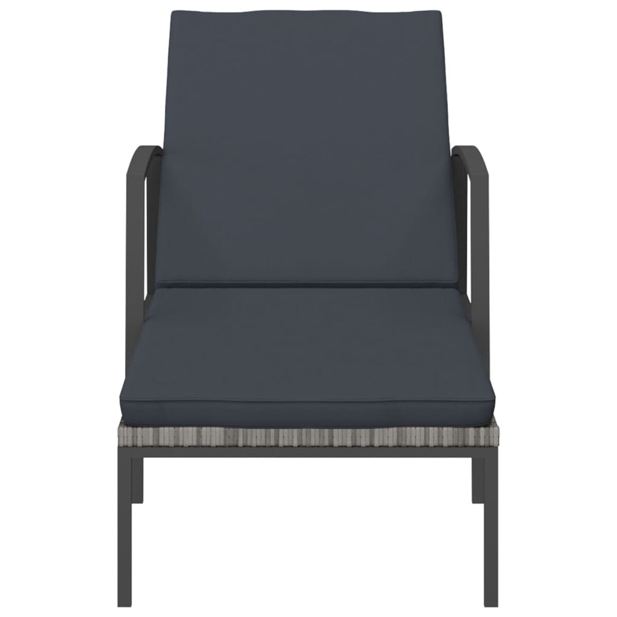 Grauer Outdoor-Loungesessel mit grauem Kissen. Der Stuhl hat Armlehnen und steht auf weißem Untergrund.