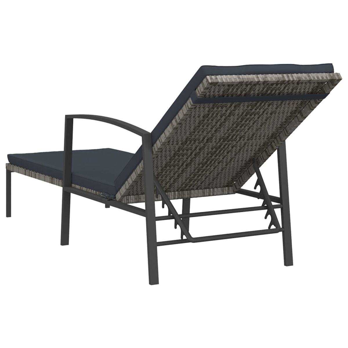 Grauer Rattan-Liegestuhl mit dunklem Kissen. Die Rückenlehne ist zurückgelehnt.