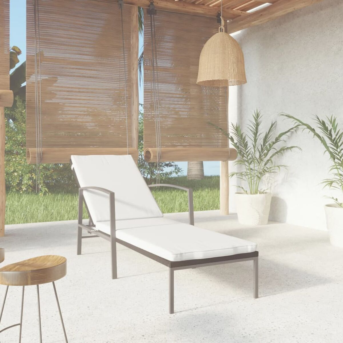 Outdoor-Terrassenszene mit Liegestuhl, Pflanzen und Barhocker.