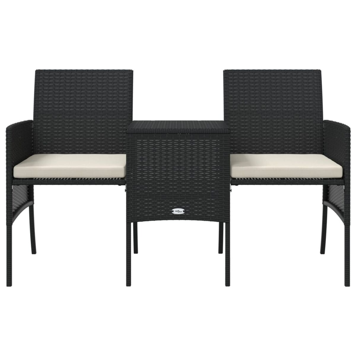 Set in rattan nero con tavolo e sedie, cuscini beige. Isolato.