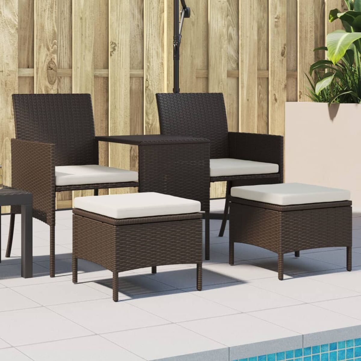 Set patio: due sedie, due pouf con cuscini bianchi e un tavolino. Vimini marrone.