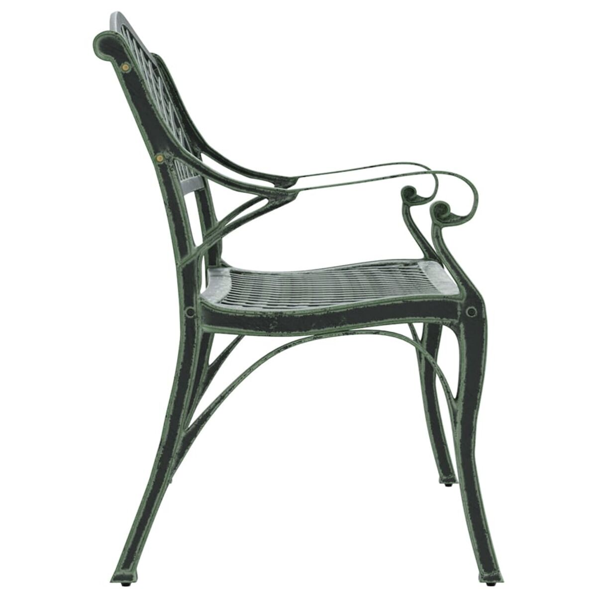 Ein grüner, verzierter Metallstuhl im Profil, mit geschwungener Rückenlehne und Armlehnen sowie einer Sitzfläche mit Lamellen.
