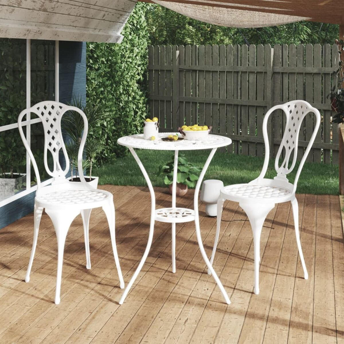Weißes Bistro-Set mit zwei Stühlen und einem runden Tisch auf Holzterrasse.