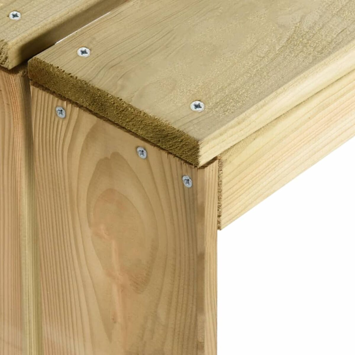 Nahaufnahme einer Holzkostruktur-Ecke, helle Holzfarbe, Schrauben sichtbar. Weißer Hintergrund.