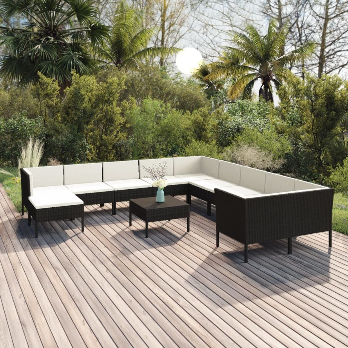 Schwarzes Outdoor-Sofa-Set mit weißen Kissen auf Holzterrasse.