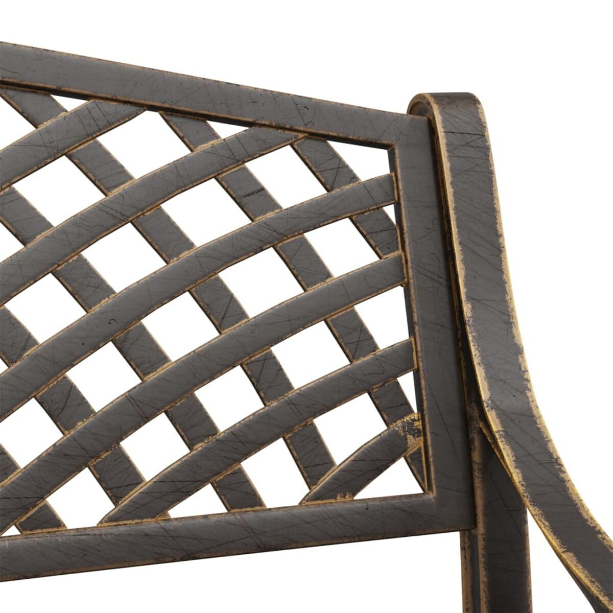 Nahaufnahme einer Metallstuhl-Rückseite mit einem dekorativen geometrischen Gittermuster.