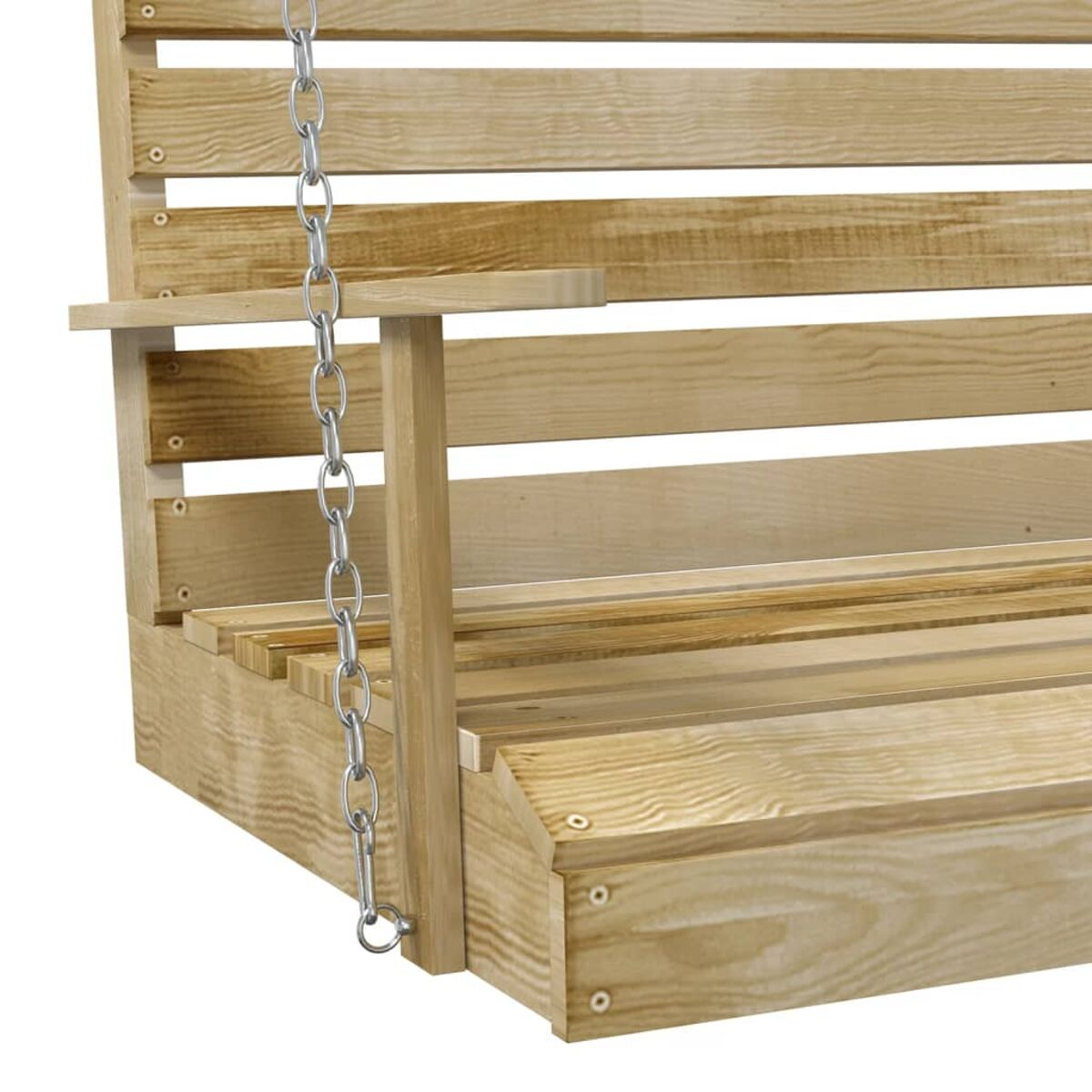 Nahaufnahme einer Holzschaukel. Zeigt den Sitz und die Kette. Sie besteht aus hellem, unbehandeltem Holz.