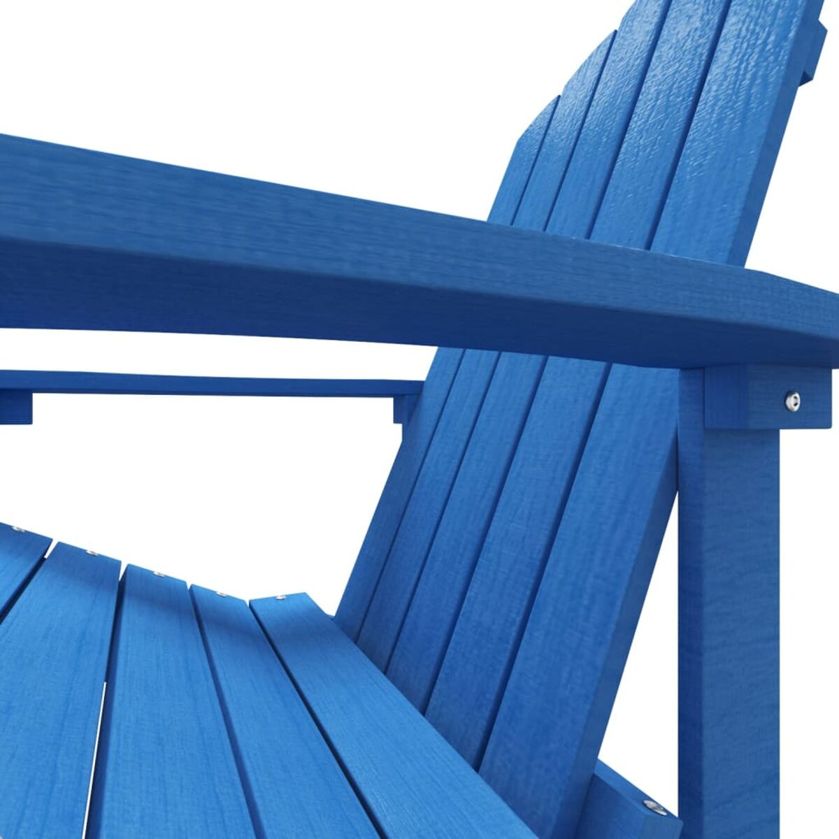 Nahaufnahme eines blauen Holzstuhls mit Armlehne und Rückenstreben.