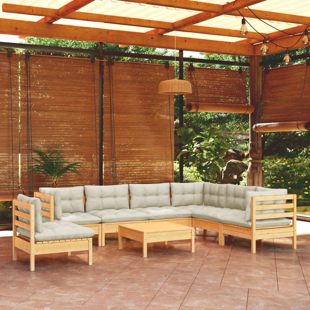 Outdoor-Sofagarnitur aus Holz mit beigen Kissen und einem kleinen Tisch. Unter einer Holzpergola.