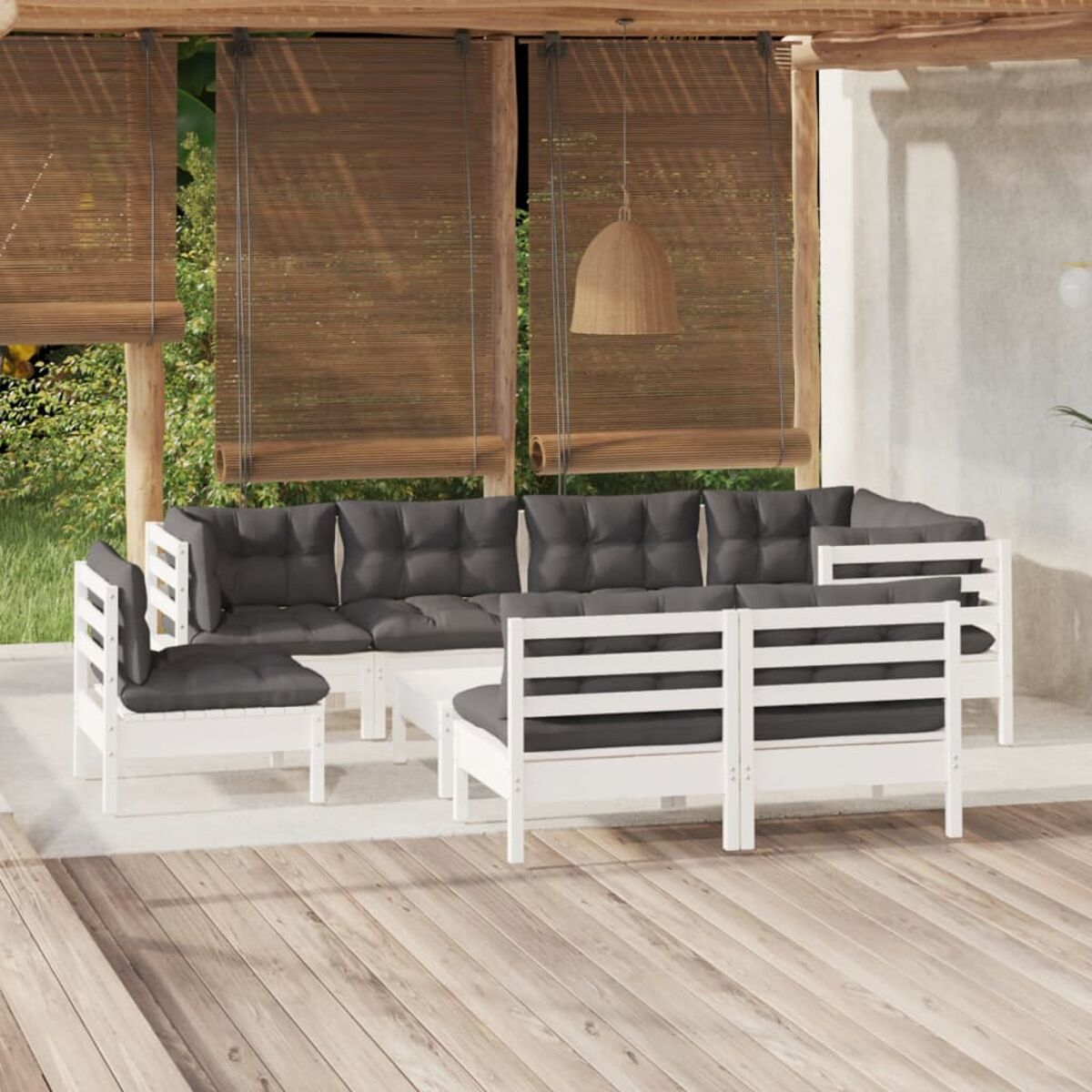 Eine Lounge-Garnitur mit Holzrahmen, grauen Kissen und Holzboden.
