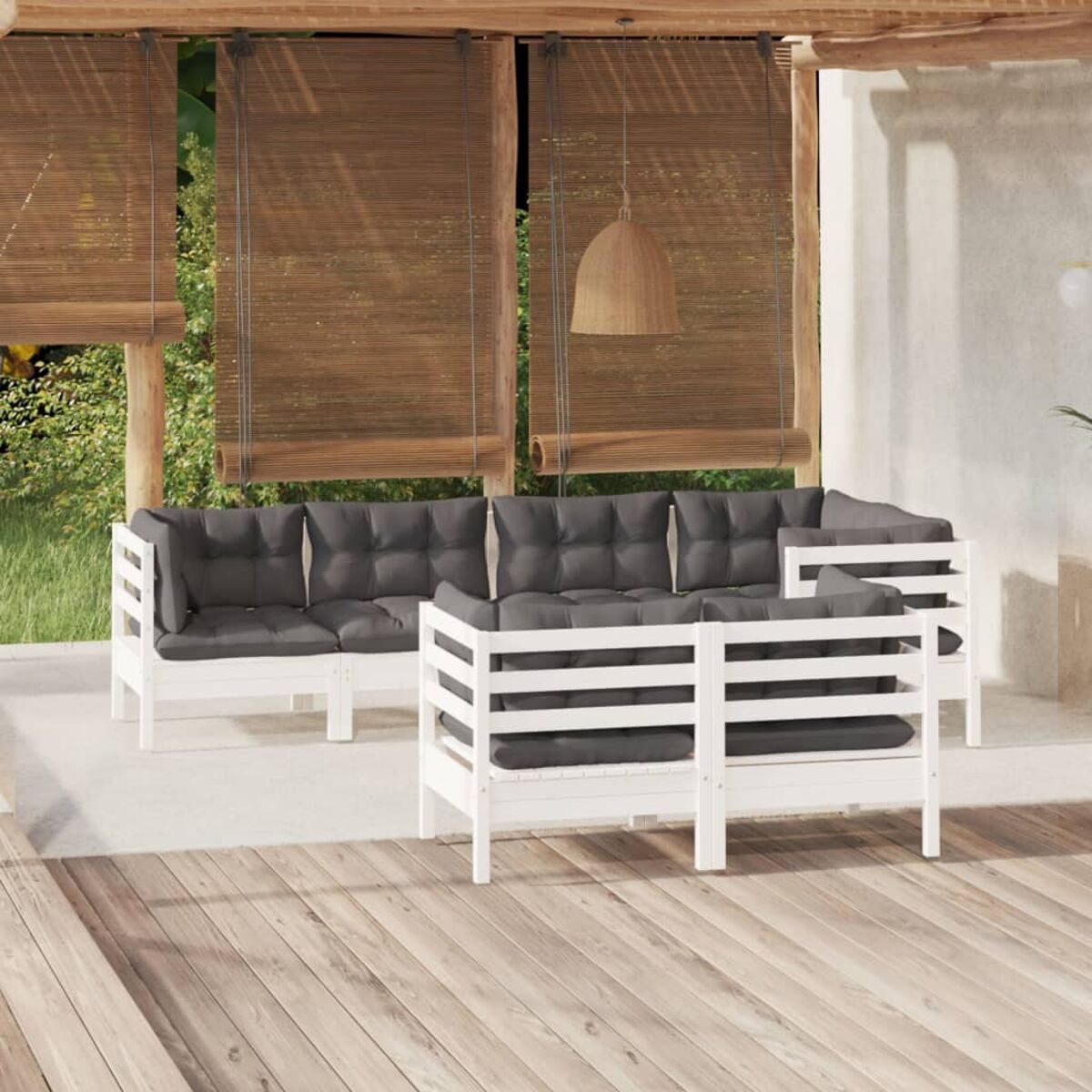 Weiße Holz-Outdoor-Sitzgruppe mit dunkelgrauen Kissen, unter einer überdachten Terrasse.