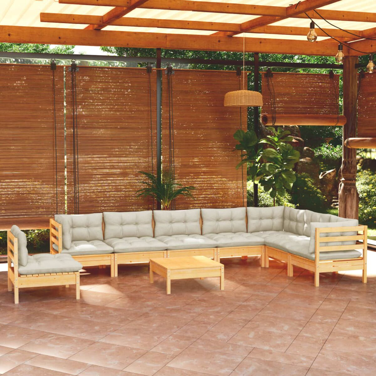 Außenbereich: Sofa, Tisch und Stuhl. Hellbeige Kissen, Holzrahmen und Fliesenboden.