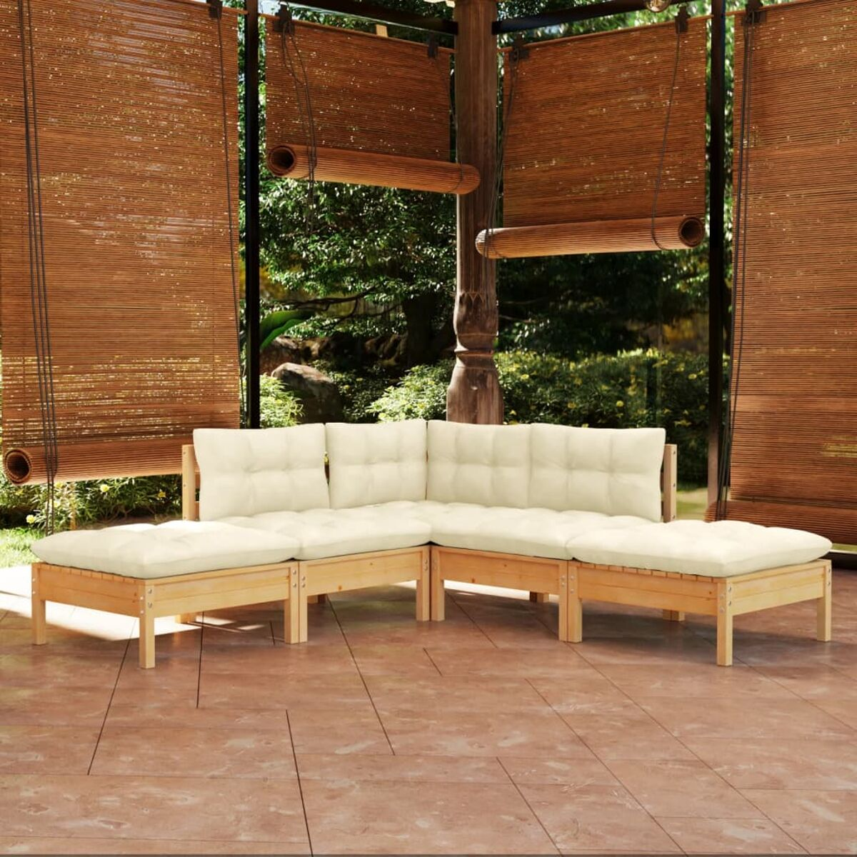 Ein Terrassenset mit beigen Kissen und einem Holzrahmen.