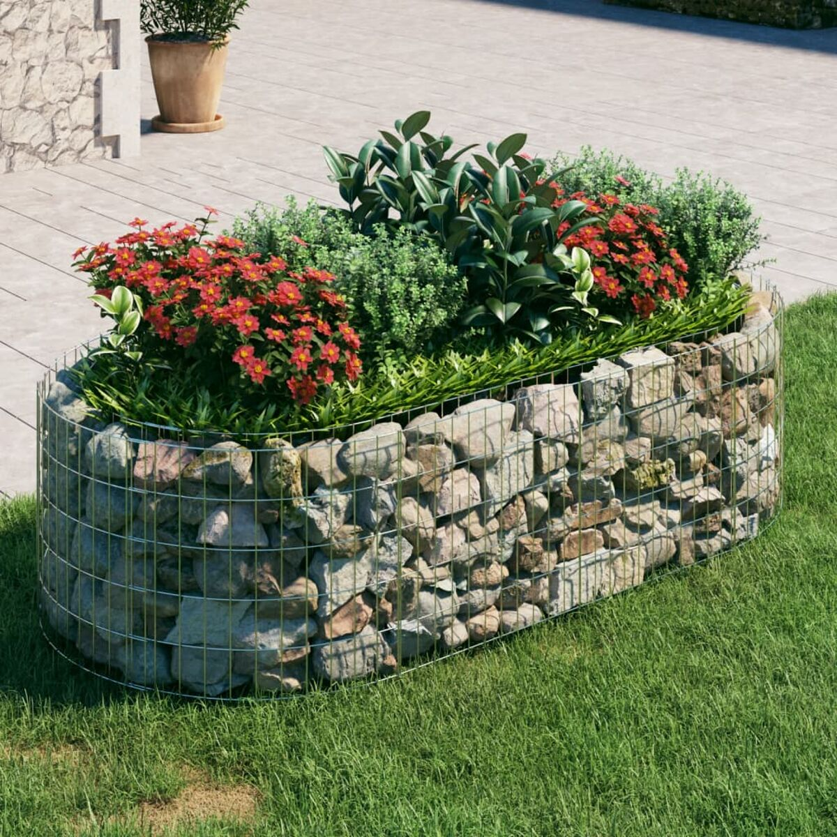 Ein Hochbeet aus Stein mit Pflanzen und Blumen.