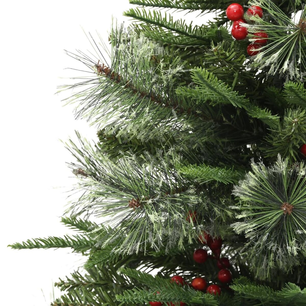 Nahaufnahme eines Weihnachtsbaumzweigs mit grünen Nadeln, gefrorenen Spitzen und roten Beeren.