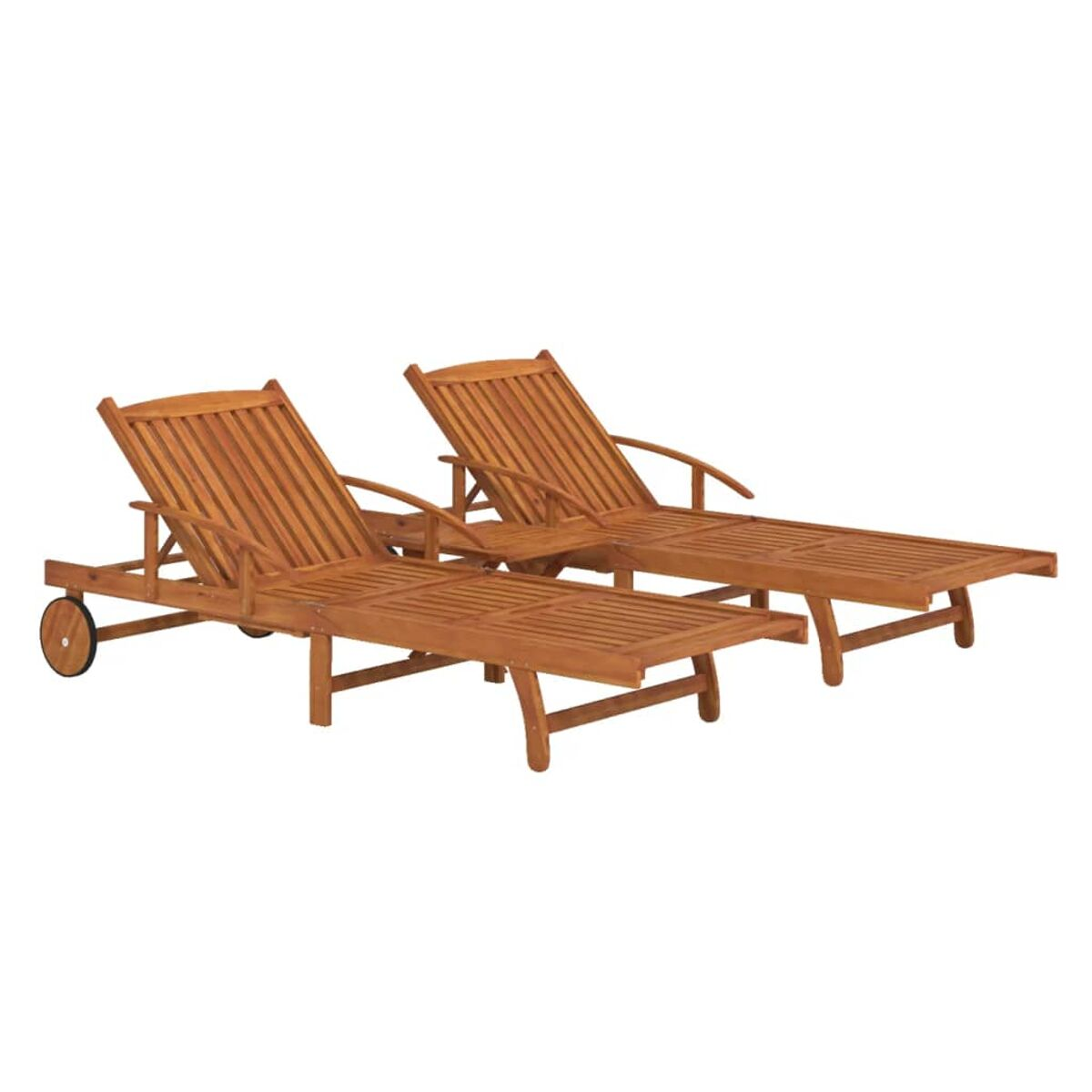 Zwei Sonnenliegen aus Holz, mit verstellbaren Rückenlehnen und Rädern, auf weißem Hintergrund.