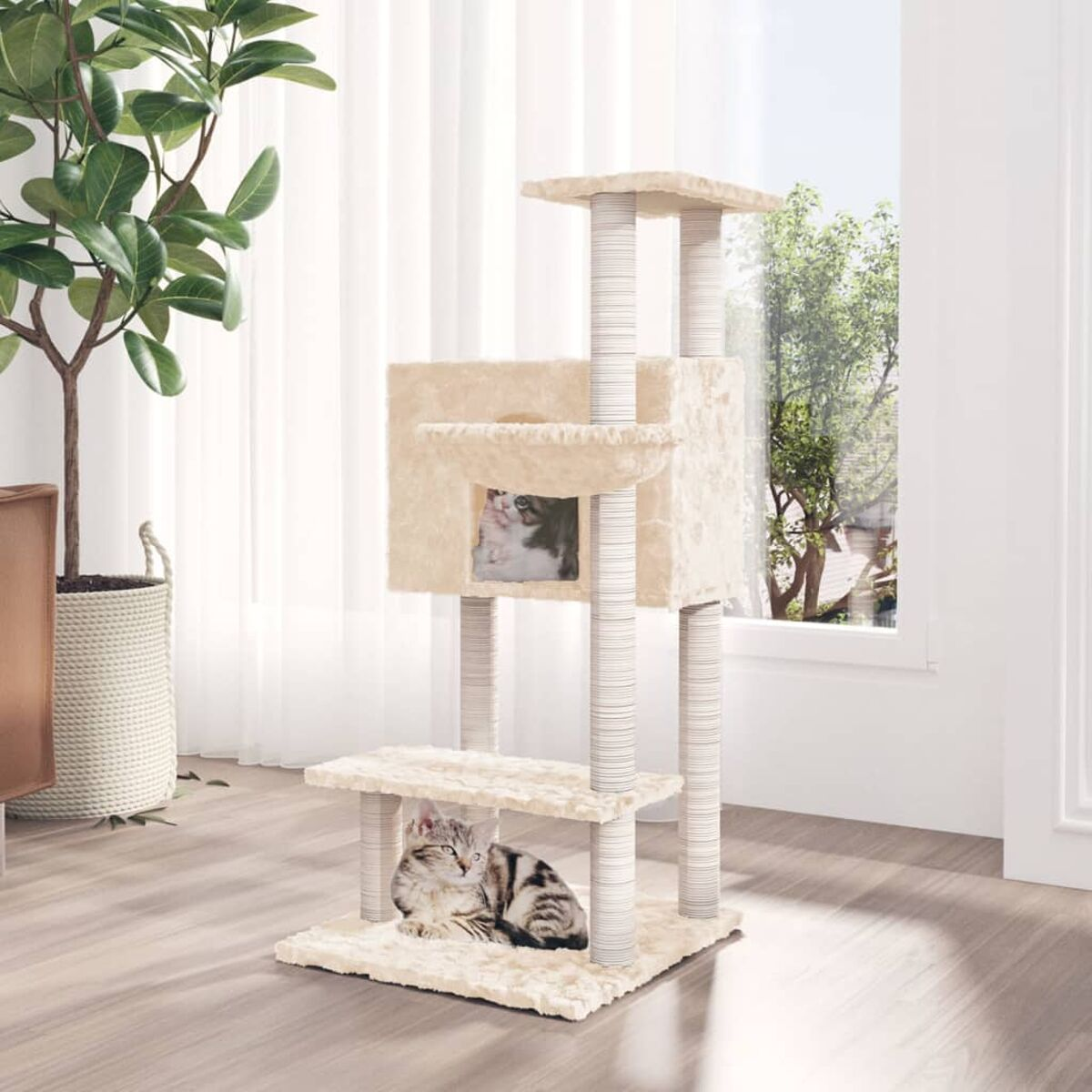 Ein Katzenturm mit Katzen, einem Fenster und Zimmerpflanzen.