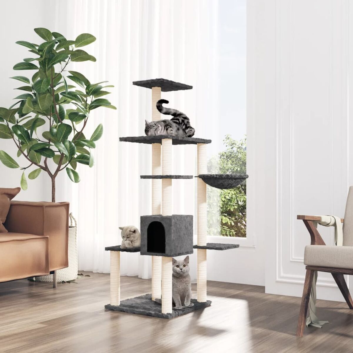 Katzenbaum mit mehreren Ebenen. Katzen ruhen auf verschiedenen Ebenen. Weißer Hintergrund.