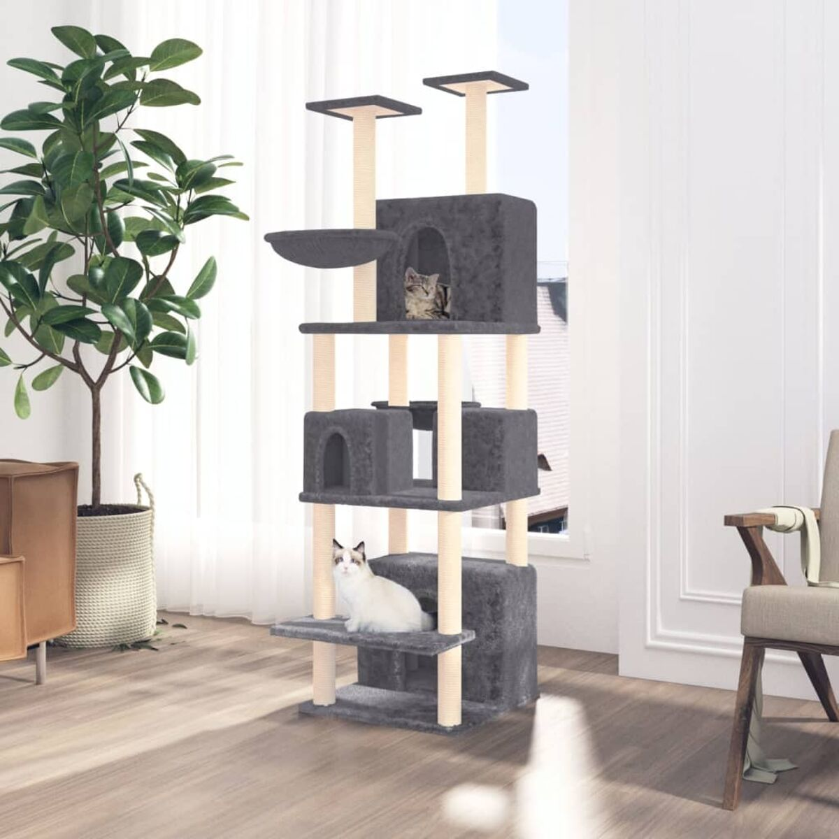 Katzenbaum mit zwei Katzen, eine oben, eine in der Mitte.