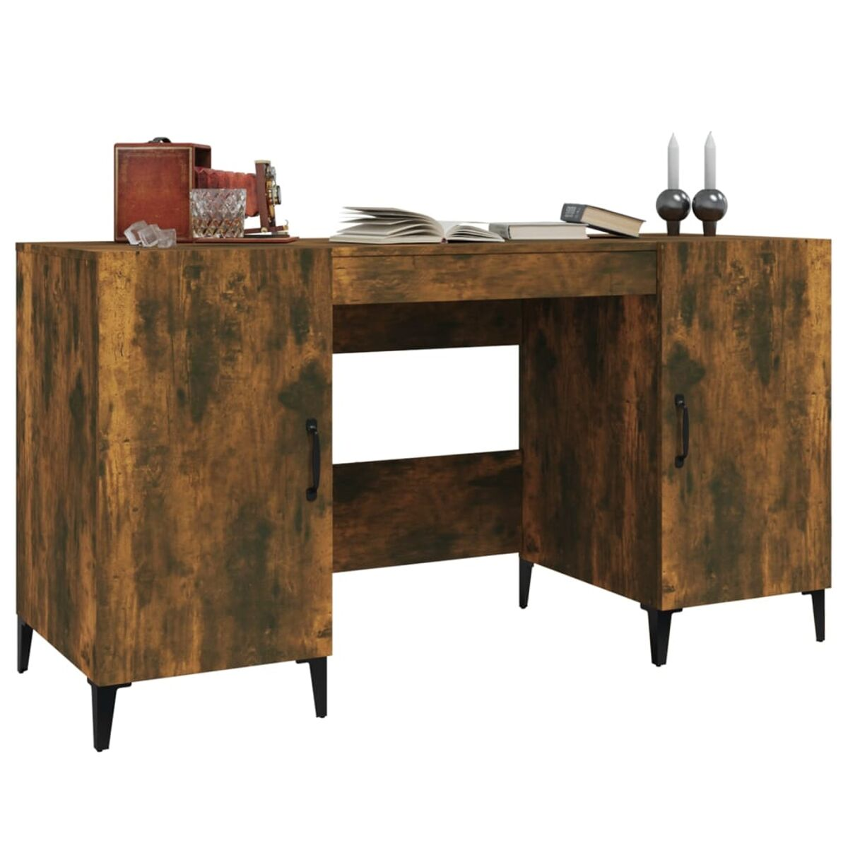 Holzschreibtisch mit Schubladen und Schränken. Bücher, Kerzen und Dekoration.